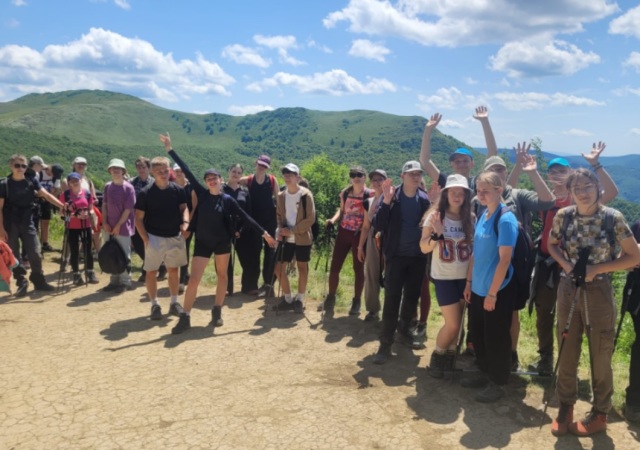 Uczniowie na bieszczadzkim szlaku.